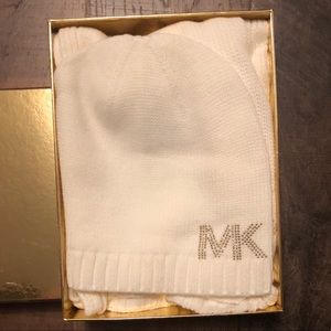💛 NWT Michael Kors Hat & Scarf Gift Set💛